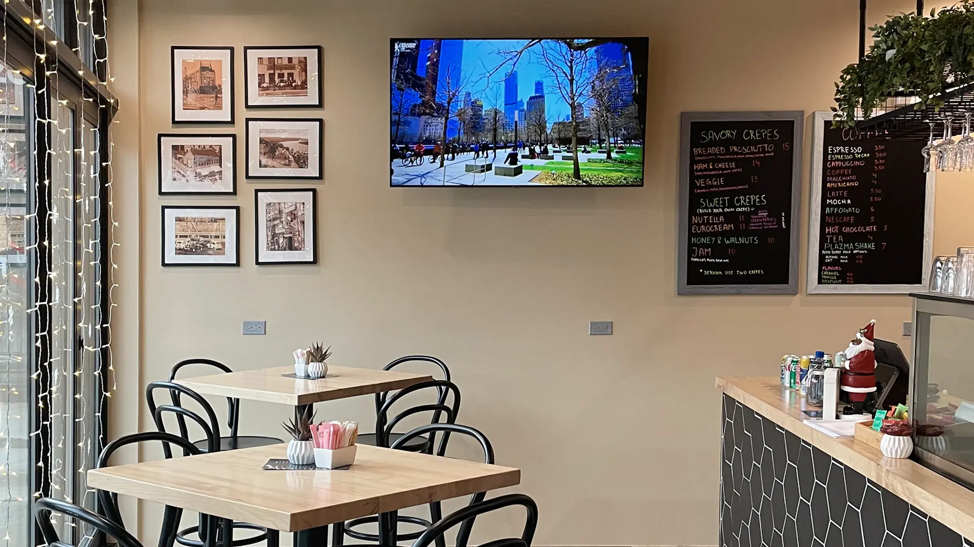 Café Korzo tables and dining-room decor